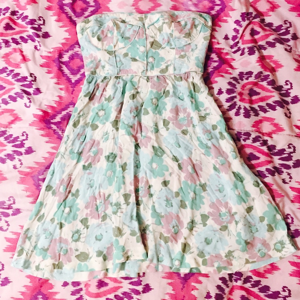Floral dress has pockets bustier top like